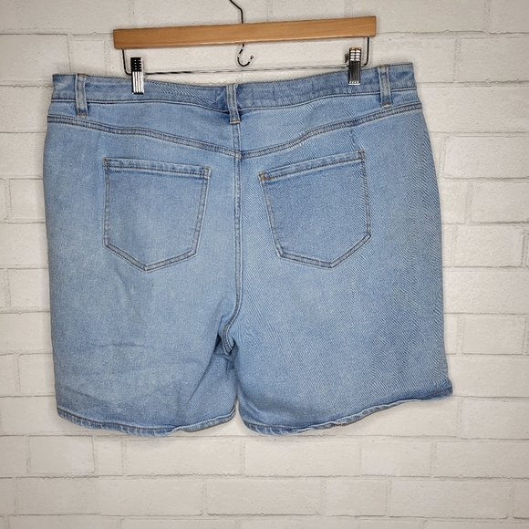 Lane Bryant Mid Rise USA Light Wash Distressed Midi Shorts - Picture 4 of 5